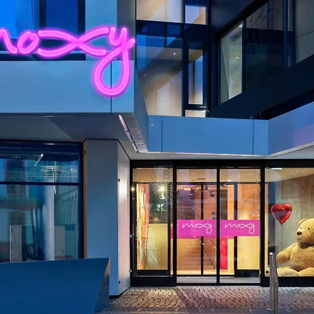 Moxy Frankfurt Center Hotel 3*
