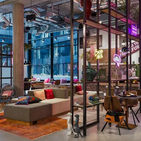 Moxy Frankfurt Center Hotel 3*