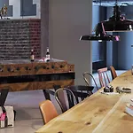 Moxy Frankfurt Center Hotel