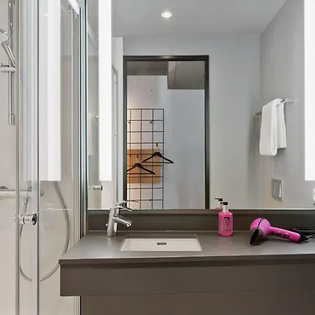 Moxy Frankfurt Center 3*