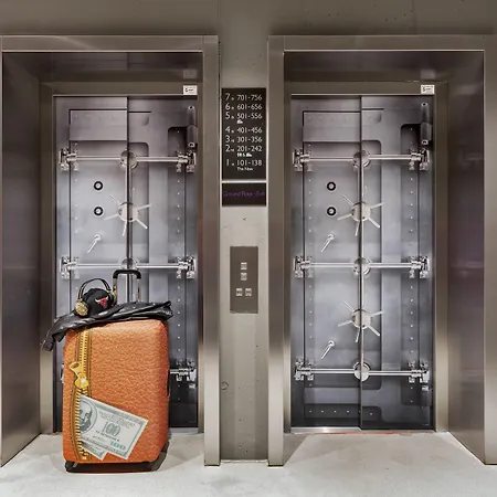 호텔 Moxy Frankfurt Center 3*