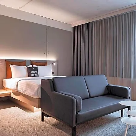Hotel Moxy Frankfurt Center 3*