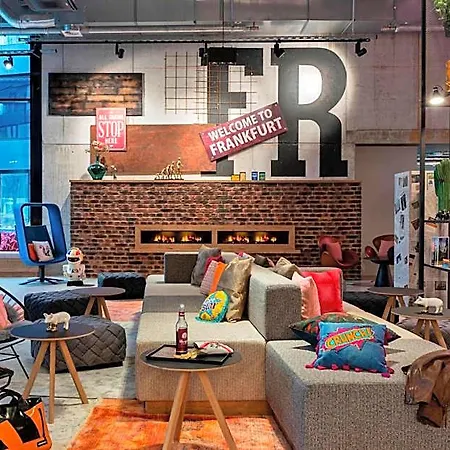Moxy Frankfurt Center Hotel