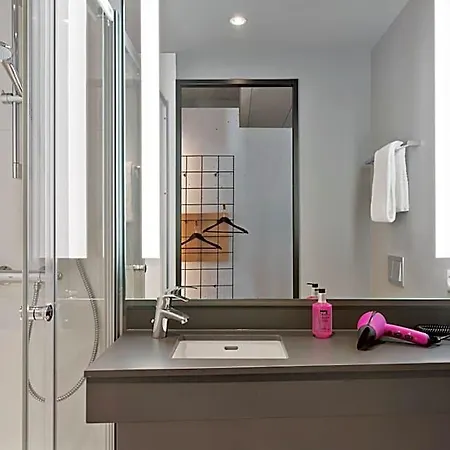 Moxy Frankfurt Center 3*