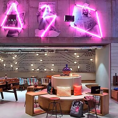 Moxy Frankfurt Center Hotel 3*