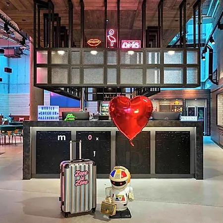 Moxy Frankfurt Center 3*