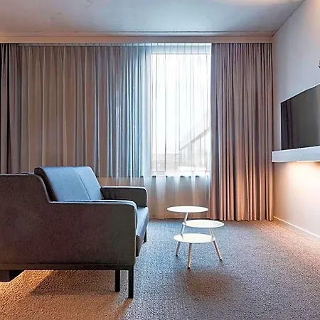 Moxy Frankfurt Center Hotel 3*