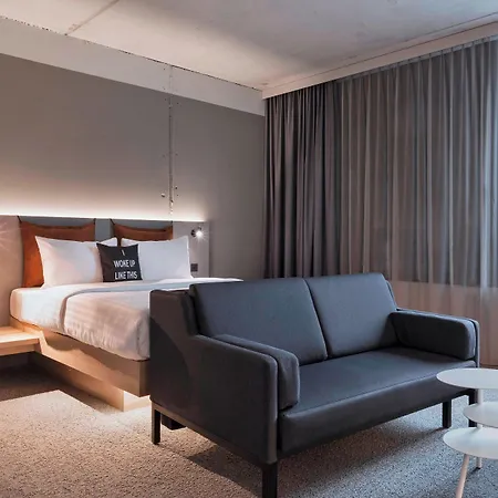 Moxy Frankfurt Center Hotel 3*