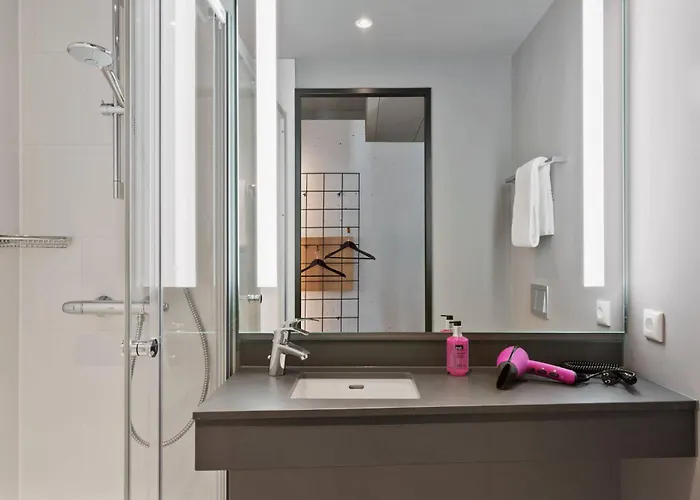 Moxy Frankfurt Center 3*