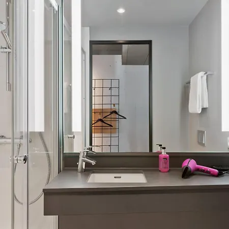 Moxy Frankfurt Center 3*