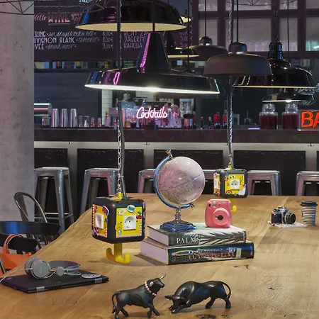 Moxy Frankfurt Center Hotel